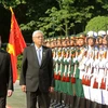 Chủ tịch nước Trần Đại Quang và Tổng thống Htin Kyaw duyệt đội danh dự Quân đội Nhân dân Việt Nam. (Ảnh: Nhan Sáng/TTXVN)