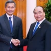 Thủ tướng Nguyễn Xuân Phúc tiếp Bộ trưởng Ngoại giao Singapore Vivian Balakrishnan đang ở thăm chính thức Việt Nam. (Ảnh: Thống Nhất/TTXVN)
