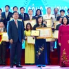 Bà Lê Như Hoa đón nhận Bằng khen của Thủ tướng Chính phủ và Giải thưởng “Doanh nghiệp vì Người lao động” năm 2016. (Nguồn: VietinBank)