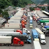Các xe container chở hàng hóa tập kết tại bãi xe ở cửa khẩu Tân Thanh, Lạng Sơn chờ làm thủ tục để xuất khẩu qua biên giới. (Ảnh: Thái Thuần/TTXVN)
