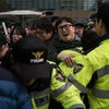 Cảnh sát ngăn người biểu tình kêu gọi Tổng thống Park Geun-Hye từ chức, ngày 4/11. (Nguồn: AFP)