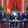 Chủ tịch nước Trương Tấn Sang Ký‎ Lệnh công bố Hiến pháp nước Cộng hòa xã hội chủ nghĩa Việt Nam. (Ảnh: Nguyễn Khang/TTXVN)