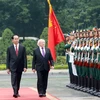 Chủ tịch nước Trần Đại Quang và Tổng thống Michael D. Higgins duyệt Đội danh dự Quân đội Nhân dân Việt Nam, tại lễ đón. (Ảnh: Nhan Sáng/TTXVN)
