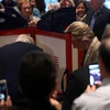 [Photo] Bà Hillary Clinton cùng chồng đi bỏ phiếu ở New York