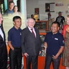 Tổng thống Ireland Michael D. Higgins và Phu nhân với các nạn nhân bom mìn tỉnh Quảng Trị. (Nguồn: quangtri.gov.vn)