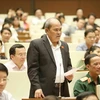 Đại biểu Quốc hội tỉnh Quảng Nam Ngô Văn Minh chất vấn thành viên Chính phủ. (Ảnh: Phương Hoa/TTXVN)