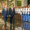 Chủ tịch nước Trần Đại Quang và Chủ tịch Raul Castro duyệt đội danh dự. (Ảnh: Nhan Sáng/TTXVN)