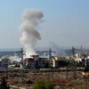 Khói bốc lên sau các vụ không kích của quân đội Syria và đồng minh ở phía tây thành phố Aleppo ngày 11/11. (Nguồn: EPA/TTXVN)