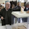Cử tri Pháp bỏ phiếu tại một địa điểm bầu cử ở Marseille. (Nguồn: AP/TTXVN)