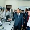 Thủ tướng Nguyễn Xuân Phúc thăm Trường Đại học Quốc tế, Trường Đại học Quốc gia Thành phố Hồ Chí Minh. (Ảnh: Thống Nhất/TTXVN)
