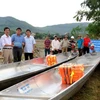 Trao thuyền cứu hộ, cứu sinh và áo phao tại xã Cảnh hóa, huyện Quảng Trạch, tỉnh Quảng Bình. (Ảnh: Hi Trang/Vietnam+)