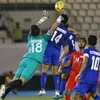 Thủ thành đội Singapore Hassan Abdullah Sunny (số 18) nỗ lực cản phá cú sút của các cầu thủ đội Thái Lan. (Nguồn: AP/TTXVN) Sau thất bại 0-1 trước Thái Lan trong trận đấu thứ hai bảng A giải vô địch b