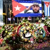 Người dân đặt hoa bên ngoài Đại sứ quán Cuba ở Guatemala để bày tỏ lòng thương tiếc Lãnh tụ Cuba Fidel Castro tại Guatemala City, Guatemala ngày 28/11. (Nguồn: AFP/TTXVN)
