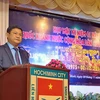 Ông Huỳnh Cách Mạng, Phó Chủ tịch UBND Thành phố Hồ Chí Minh, Chủ tịch Hội hữu nghị Việt Nam-Lào tại Thành phố Hồ Chí Minh, phát biểu trong buổi họp mặt. (Ảnh: Thế Anh/TTXVN)