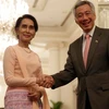 Thủ tướng Singapore Lý Hiển Long và Cố vấn Nhà nước Myanmar Aung San Su Kyi tại lễ đón chính thức. (Nguồn: ​mediacorp)