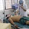 Chiến sỹ công an Vương Hoàng Giáp đang được điều trị đặc biệt tại Bệnh viện Đa khoa tỉnh Kon Tum. (Ảnh: Quang Thái/TTXVN)