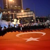 Người dân Thổ Nhĩ Kỳ tuần hành phản đối đánh bom kép ở Istanbul. (Nguồn: AFP)