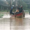 Công an, bộ đội dùng canô đi cứu hộ người dân ở huyện Mộ Đức, Quảng Ngãi. (Ảnh: Phước Ngọc/TTXVN)