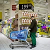Người mua hàng bên trong một siêu thị ở Prague. (Nguồn: Wall Street Journal)