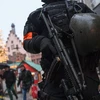 Một cảnh sát vũ trang Đức đứng gác ở một chợ Giáng sinh. (Nguồn: Getty)