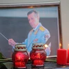 Thắp nến tưởng niệm Nhạc trưởng Đoàn quân nhạc Nga Alexandrov, ông Valery Khalilov, tử nạn trong vụ tai nạn máy bay Tu-154 tại Moskva ngày 25/12. (Nguồn: EPA/TTXVN)