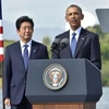 Thủ tướng Nhật Bản Shinzo Abe (trái) đã có cuộc gặp mang ý nghĩa biểu tượng với Tổng thống Mỹ Barack Obama (phải) tại Hawaii (Mỹ). (Nguồn: AFP/TTXVN)
