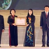 Chủ tịch Quốc hội Nguyễn Thị Kim Ngân trao Huân chương Lao động hạng Nhất cho tỉnh Vĩnh Phúc. (Ảnh: Trọng Đức/TTXVN)