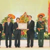Chủ tịch nước Trần Đại Quang trao Huân chương Độc lập hạng Nhất cho Đảng bộ, chính quyền và nhân dân các dân tộc tỉnh Phú Thọ. (Ảnh: Nhan Sáng/TTXVN)