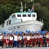 Thanh, thiếu niên Cuba diễu hành phía trước mô hình chiếc thuyền Granma. (Nguồn: Prensa Latina)