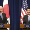 Ảnh tư liệu: Thủ tướng Nhật Bản Shinzo Abe và Phó Tổng thống Mỹ Joe Biden trong một cuộc gặp năm 2013. (Nguồn: AP)