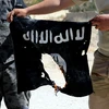 Một lá cờ của IS bị liên quân do Mỹ đứng đầu thu giữ ở Syria. (Nguồn: AFP)