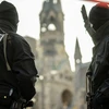 Cảnh sát Đức đừng gác tại một địa điểm công cộng ở Berlin. (Nguồn: AFP)