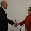 Ảnh tư liệu: Trưởng đoàn đàm phán của Chính phủ Colombia Mauricio Rodriguez (trái) bắt tay đại diện đàm phán ELN Pablo Beltran sau cuộc họp báo chung ở trụ sở Bộ Ngoại giao Venezuela tháng 10/2016. (Nguồn: Xinhua)