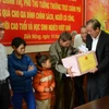 Phó Thủ tướng Trương Hòa Bình tặng quà cho gia đình chính sách, người có công, người cao tuổi và học sinh nghèo vượt khó học giỏi tỉnh Đắk Nông. (Ảnh: Ngọc Minh/TTXVN)