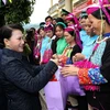 Chủ tịch Quốc hội Nguyễn Thị Kim Ngân thăm, tặng quà bà con dân tộc xã Quảng Đức, huyện Hải Hà. (Ảnh: Trọng Đức/TTXVN)