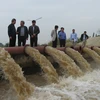 Lãnh đạo sở Nông nghiệp và Phát triển nông thôn Hà Nội kiểm tra lấy nước ở trạm bơm Phù Sa. (Ảnh: Đỗ Phương Anh/TTXVN)
