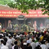 Đông đảo nhân dân tới dự Lễ hội truyền thống đền Trần năm 2015. (Ảnh: Văn Đạt/TTXVN)