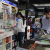 Khách tham quan và chọn mua sách tại đường sách thành phố Hồ Chí Minh năm 2016. (Ảnh: Phương Vy/TTXVN)