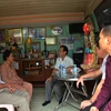 Đại sứ Thạch Dư thăm hỏi các gia đình chính sách người Việt Nam nhân dịp Tết cổ truyền dân tộc. (Ảnh: Phóng viên CQTT TTXVN tại Campuchia)