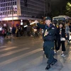 Cảnh sát cơ động làm nhiệm vụ tại phố Ngô Quyền (Hà Nội) trong đêm đón Năm Mới 2017. (Ảnh: Doãn Tấn/TTXVN)