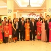 Đại sứ Hoàng Anh Tuấn chụp ảnh chung với các đại biểu cộng đồng người Việt ở Indonesia. (Ảnh: Đỗ Quyên/Vietnam+)