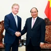 Thủ tướng Nguyễn Xuân Phúc tiếp cựu Thượng Nghị sỹ Hoa Kỳ Jim Webb sang thăm Việt Nam. (Ảnh: Thống Nhất/TTXVN