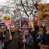Biểu tình phản đối sắc lệnh cấm nhập cảnh của ông Trump bên ngoài Đại sứ quán Mỹ tại thủ đô London, Anh ngày 4/2. (Nguồn: AFP/TTXVN)