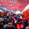 Người dân tập trung tại một ngôi chùa để cầu một Năm mới tốt lành tại Thẩm Dương, tỉnh Liêu Ninh,Trung Quốc. (Nguồn: AFP/TTXVN)