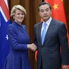 Ngoại trưởng Australia Julia Bishop đón người đồng cấp Trung Quốc Vương Nghị. (Nguồn: AFP)