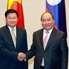 Thủ tướng Nguyễn Xuân Phúc đón Thủ tướng Lào Thongloun Sisoulith. (Ảnh: Thống Nhất/TTXVN)