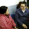 Phó Thủ tướng Vũ Đức Đam trao đổi với người dân đến khám, chữa bệnh tại trạm y tế phường Tây Mỗ. (Ảnh: Dương Ngọc/TTXVN)