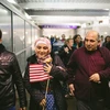 Abdulmajeed(trái) và vợ, Baraa là những người tị nạn Syria, được người thân đón ở sân bay quốc tế O'Hare, Chicago, ngày 7/2. (Nguồn: The New York Times) 