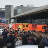 Hành khách bị sơ tán ra phía trước sân bay Hamburg. (Nguồn: express.co.uk)