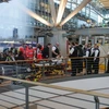 Hành khách được sơ tán ra bên ngoài tòa nhà sân bay ở Hamburg, sau khi phát hiện mùi lạ bất thường trong không khí. (Nguồn: AFP/TTXVN)